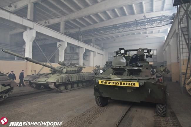 Không chỉ sửa chữa xe bọc thép, nhà máy Kiev còn phục hồi cả những cỗ xe tăng loại T-64 và T-72 của quân đội Ukraine.