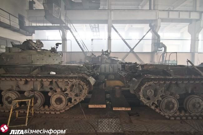 Hai chiếc tăng cũ kĩ T-64 của Ukraine đang chờ được "chữa trị".