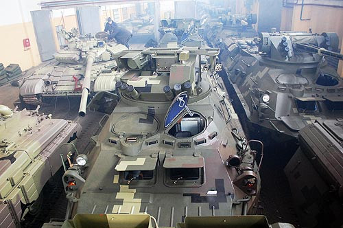 Để đảm bảo hồi sinh kịp thời các xe tăng-thiết giáp bị hỏng cho quân đội Ukraine, Nhà máy sửa chữa tăng - thiết giáp Kiev phải làm việc cật lực, ngày 3 ca. Hoạt động này được cho là cần thiết nhất là trong các cuộc giao tranh với quân ly khai, số lượng vũ khí mà quân đội Kiev bị tiêu hao không phải là nhỏ.