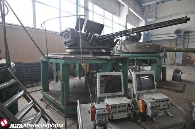 Tháp pháo của xe thiết giáp BTR-3 cũng được dỡ ra để kiểm tra, sửa chữa lại.