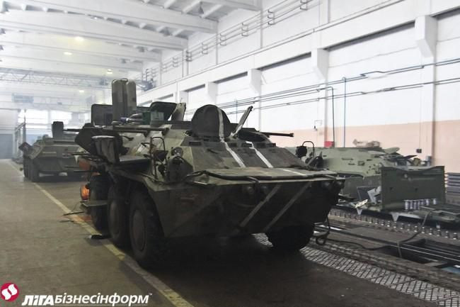 Tại nhà máy có rất nhiều thiết bị vũ khí hạng nặng của quân đội Ukraine được đưa tới sửa chữa. Trong ảnh là xe thiết giáp chở quân BTR-3.