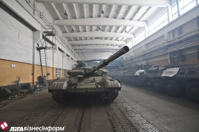 Còn đây là xe tăng T-72 của quân đội Ukraine đang chờ được sửa chữa.