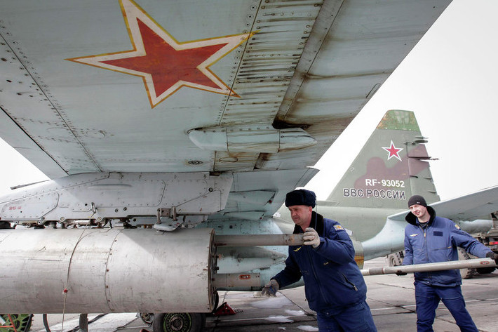 Mỗi chiếc cường kích Su-25SM có 4 cụm ống phóng rocket loại B-13L lắp đều dưới 2 cánh, mỗi cụm chứa được 4 quả rocket không dẫn đường S-13 cỡ 122 mm. Ngoài ra, Su-25SM còn được trang bị loại bom mới MBD3-U2T-1.