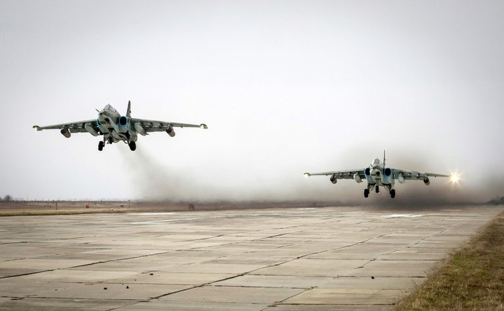 Sau khi nạp vũ khí đầy đủ, các cường kích Su-25SM cất cánh ầm ầm. Trong cuộc diễn tập này, Su-25SM sẽ đóng vai trò tấn công các mục tiêu giả định là những máy bay trực thăng và các phương tiện hàng không của kẻ thù giả định.