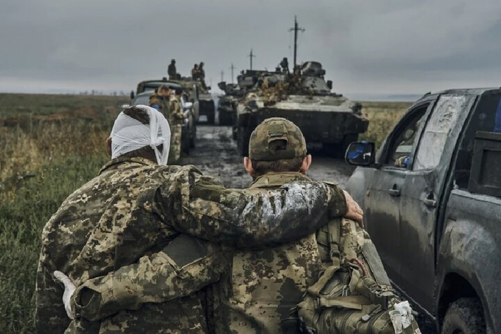“Lực lượng Vũ trang Ukraine bỏ rơi những người lính của họ. Thậm chí họ không đưa những người bị thương về. Họ chết từ từ, nằm trên các đồn điền và cánh đồng, trong khi đồng đội của họ đã rút lui, ngồi trong sự ấm áp”, theo hãng thông tấn TASS. Ảnh: Mehrnews.