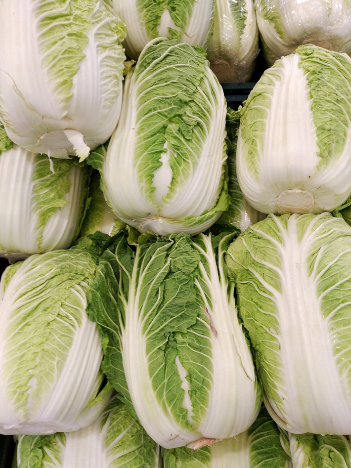 Thực tế, cải thảo có hàm lượng nước tương đối cao nên rất dễ thối. Để kéo dài thời gian bảo quản, một số người lạm dụng formaldehyde phun lên rau để ức chế sự phát triển của vi khuẩn. Được biết, formaldehyde là thành phần hóa học có thể gây ra những tổn thương không thể phục hồi cho cơ thể. Ăn cải thảo “tắm” hóa chất formaldehyde thời gian dài dễ làm tăng nguy cơ ung thư máu.
