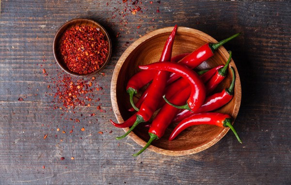Lưu ý, ớt chứa nhiều vitamin C nhưng chất này không chịu nhiệt, dễ bị phá vỡ. Vì vậy, dù hương vị không mấy dễ chịu song ớt được khuyên nên ăn trực tiếp để tránh thất thoát nguồn dinh dưỡng quý giá.