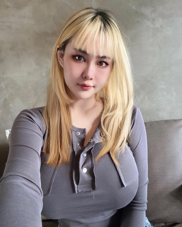 Khuôn ngực quá lớn, ngay cả khi ăn mặc kín đáo, Hồng Dung vẫn vô cùng nổi bật giữa đám đông.