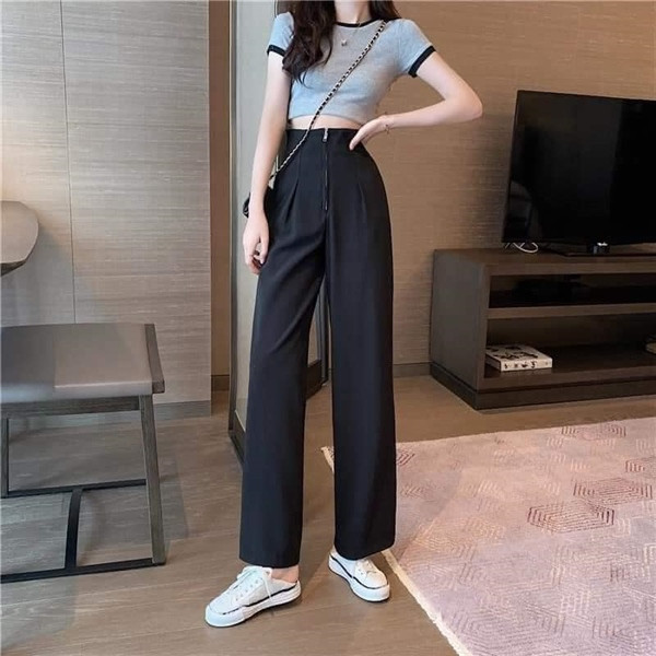 Quần suông cạp cao. Điểm nhấn của mẫu quần này là phần đai thắt lưng cao, ống quần dài xếp ly cùng chi tiết túi đính kèm tiện dụng. Tùy vào người dùng, quần suông cạp cao sẽ có độ dài rộng khác nhau song khi mặc lên đều dễ dàng che khuyết điểm như hông to, chân ngắn, bụng bánh mì hoặc chảy xệ.