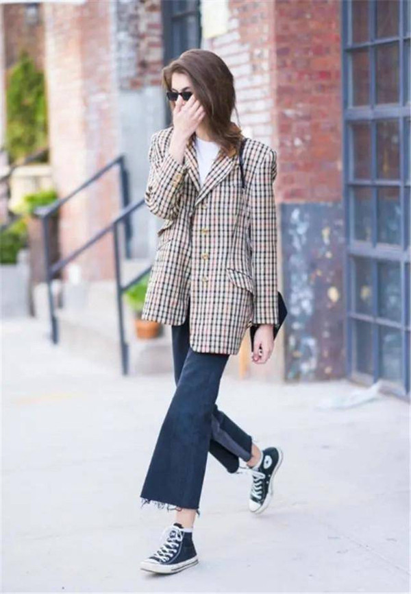 Quần ống loe. Quần ống loe là kiểu quần tôn dáng mang hơi hướng vintage, được nhiều chị em xứ Trung ưu ái chọn mặc. Ưu điểm của mẫu quần này là phần gấu quần rộng dễ che khuyết điểm đùi và bắp chân to.