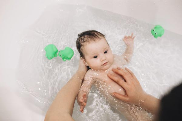 Vùng kín. Bộ phận sinh dục rất cần vệ sinh sạch sẽ nhưng cần thực hiện đúng cách, tránh gây tổn thương cho bé. Khi còn nhỏ, bộ phận sinh sản của trẻ chưa phát triển hoàn thiện, khả năng tự bảo vệ của niêm mạc âm đạo vẫn chưa hình thành, dễ bị tổn thương khi gặp mầm bệnh, tạo ra nhiễm trùng thứ cấp.