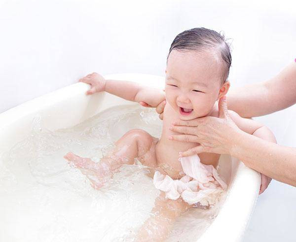 Để an toàn, bác sĩ khuyên cha mẹ nên sử dụng các chất tẩy rửa dành riêng cho trẻ để tắm rửa. Không dùng sản phẩm của người lớn cho trẻ. Đặc biệt, không tùy tiện sử dụng các sản phẩm y tế, mỹ phẩm nhằm tránh tổn thương da cho bé.