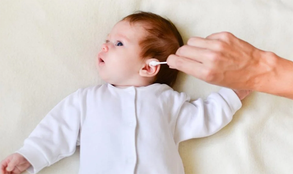 Thực tế, hầu hết ráy tai trẻ sẽ tự động đẩy ra ngoài. Nhiều người không biết, dùng tăm bông ngoáy sâu vào trong tai trẻ. Cách làm này không giúp làm sạch tai, ngược lại còn khiến ráy bị đẩy vào trong. Đáng lưu ý, dụng cụ ngoáy tai không đảm bảo có thể gây tổn thương, đưa vi khuẩn vào trong tai ảnh hưởng đến sức khỏe thính giác của trẻ.