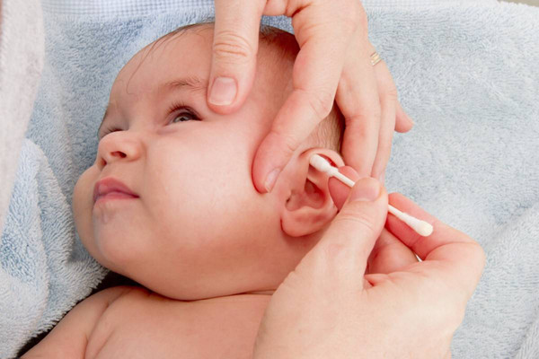 Tại bệnh viện, bác sĩ kiểm tra một lượt rồi thông báo tai trẻ hiện trong tình trạng ổn định, chưa cần phải làm sạch. Chỉ khi ráy tai không thể tự động thải ra ngoài hoặc có phản ứng bất lợi mới cần can thiệp thủ công.
