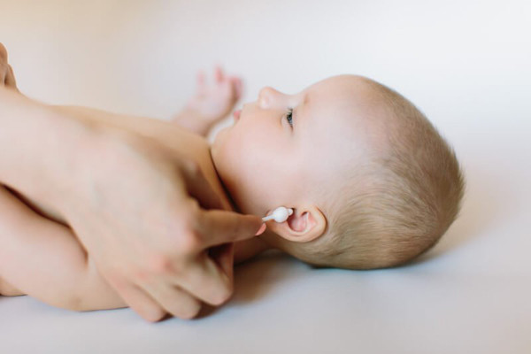 Ngoài tai, bác sĩ cũng nhấn mạnh trẻ dưới 2 tuổi có nhiều bộ phận không nên rửa kỹ. Dùng lực tác động có thể khiến tình trạng sức khỏe trẻ diễn biến xấu, cụ thể: