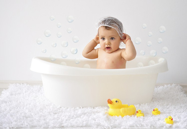 Khi vệ sinh cho trẻ, cha mẹ nên chú ý đến nhiệt độ phòng và nhiệt độ nước. Đảm bảo luôn giữ nhiệt độ phù hợp tránh gây bỏng. Sau khi tắm rửa, bố mẹ cần lau người cho trẻ càng sớm càng tốt tránh nhiễm lạnh. Lưu ý, tuyệt đối không dùng tay vỗ tai để nước thoát ra ngoài. Thay vào đó, bố mẹ nên đặt bé nằm ngửa đầu ra sau, kéo nhẹ dái tai để nước tự chảy.