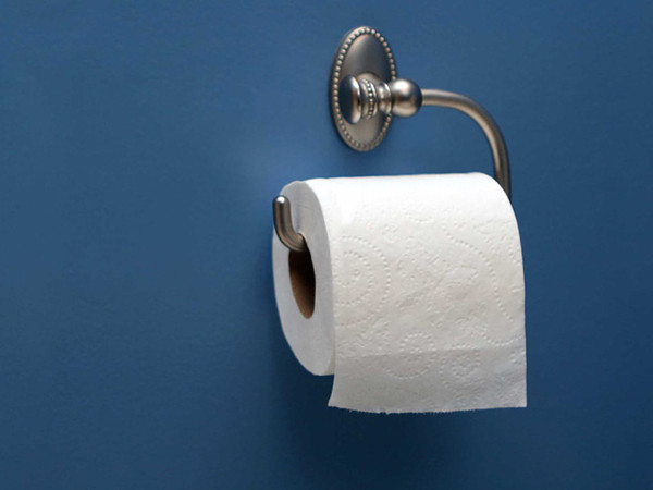 Việc xoay giấy ra ngoài có nhiều ưu điểm. Đầu tiên, nó giúp giảm thiểu rủi ro chúng ta quệt tay vào tường khi lấy giấy. Từ đó, giảm bớt nguy cơ vi khuẩn lan truyền đến cơ thể. Việc lấy giấy khi xoay ra ngoài cũng trở nên dễ dàng hơn, ít khả năng bị đứt đoạn giữa chừng.