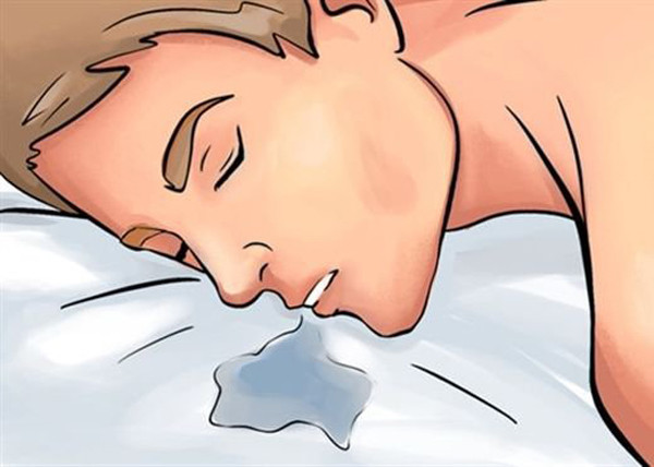 Cụ thể, duy trì tư thế nằm sấp hoặc nằm nghiêng sẽ khiến hiện tượng chảy dãi khi ngủ diễn ra thường xuyên hơn. Nguyên nhân bởi tư thế này khiến hô hấp kém, miệng mở rộng nên nước dãi có cơ hội chảy ra.