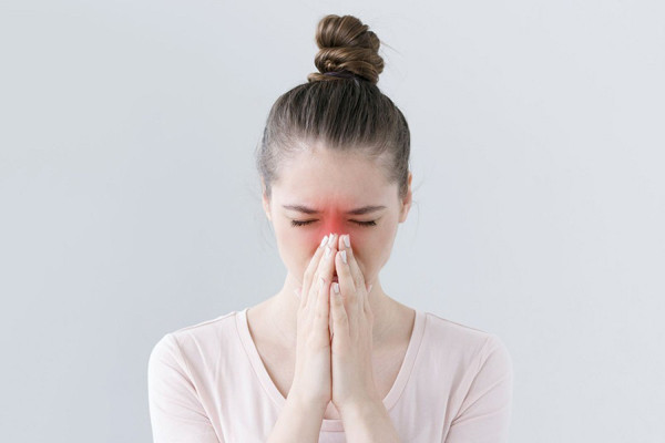 Chuyên gia sức khỏe cho biết, chảy nước dãi khi ngủ còn có thể liên quan đến các bệnh lý khác như cảm lạnh, nghẹt mũi, viêm mũi dị ứng, viêm xoang... Lúc này, khoang mũi không thể bình thường nên bạn chỉ có thể há miệng, khiến nước bọt dễ được giải phóng.
