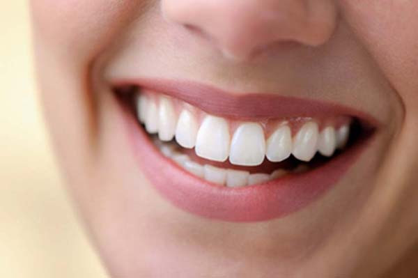 Chảy nước dãi khi ngủ còn liên quan đến dị tật răng. Những người có răng cửa mọc chìa ra phía trước thường khó khép miệng hoàn toàn, khiến dãi dễ chảy ra bên ngoài. Trường hợp này, bạn cần nắn chỉnh răng mới có thể cải thiện triệt để vấn đề.