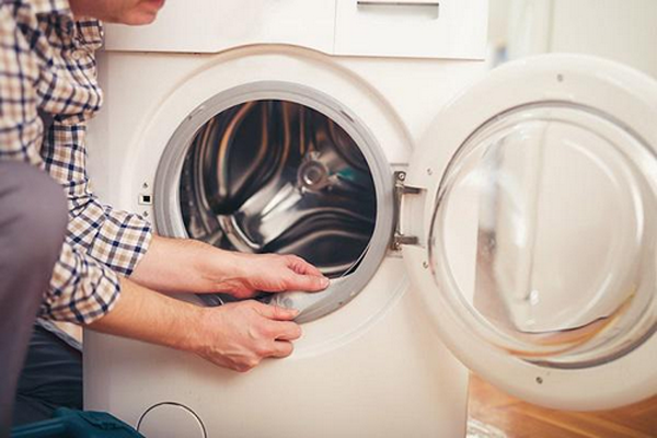 Để làm sạch hiệu quả, ngoài cách nhờ nhân viên kỹ thuật, bạn có thể tận dụng viên sủi vệ sinh cho máy giặt. Viên sủi sẽ phát huy tác dụng làm sạch, loại bỏ vi khuẩn và khử mùi.