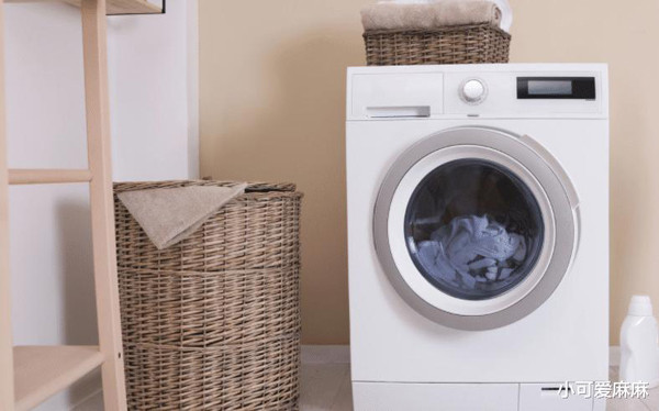 Máy giặt là thiết bị gia dụng phổ biến trong các gia đình. Khi sử dụng, nhiều người thắc mắc, máy giặt dùng xong nên mở hay đóng? Nguyên nhân bởi đóng lại thì hơi nước dễ đọng lại sinh nấm mốc, mở ra thì dễ bám bụi, chuột gián chui vào do máy giặt thường để nơi góc khuất, ẩm ướt. (Ảnh: KKnews, minh họa)
