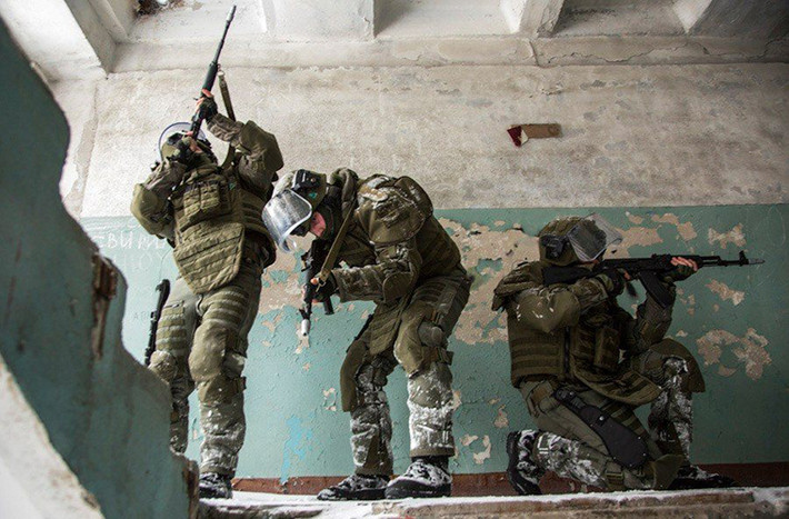 Về thiết kế cơ bản, Ratnik giúp bảo vệ tối đa cơ thể của người mặc trước các loại đạn bộ binh của đối phương cũng như mảnh đạn sát thương tuy nhiên nó vẫn đảm bảo giúp binh sĩ cơ động trong tác chiến.