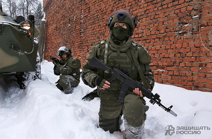 Cận cảnh bộ trang bị Ratnik của Công binh Nga với các lớp giáp bảo vệ hầu hết các bộ phận cơ thể.