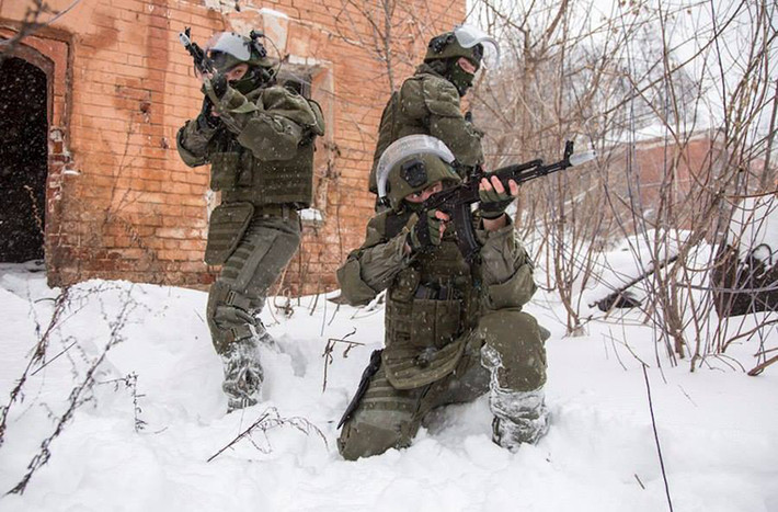 Có điểm khá đặc biệt là các thế hệ quân trang Ratnik của Quân đội Nga có thể giúp người mặc hoạt động ở nhiều loại địa hình lẫn môi trường khác nhau và bất cứ điều kiện thời tiết nào.