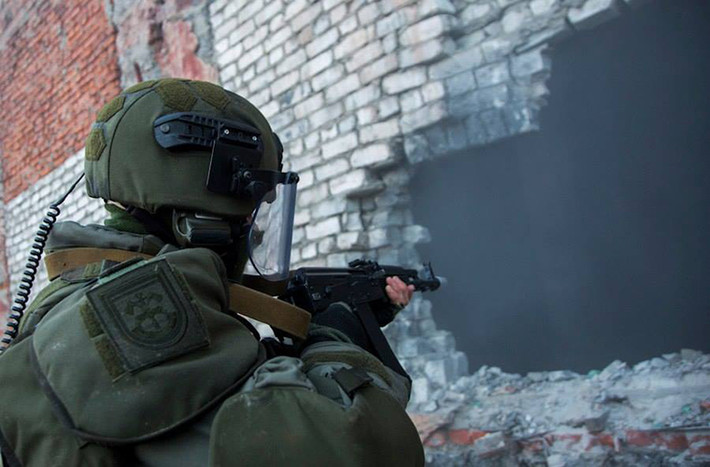 Ratnik là bộ quân trang thế hệ mới do Quân đội Nga phát triển trong đó bao gồm các loại quân trang được may bằng các vật liệu tiên tiến, trang phục bảo vệ được làm từ vật liệu tổng hợp siêu nhẹ được tích hợp sẵn cùng các thiết bị trinh sát-liên lạc hiện đại.