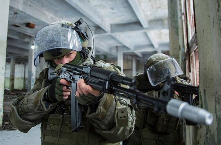 Trong ảnh là binh sĩ Công binh Nga với mẫu quân trang Ratnik mới với thiết kế mũ chống đạn đi kèm với kính chống đạn đặc trưng. Ngoài ra trên mũ cũng được trang bị thêm thiết bị ghi hình và chiếu sáng phục vụ cho yêu cầu tác chiến đô thị.
