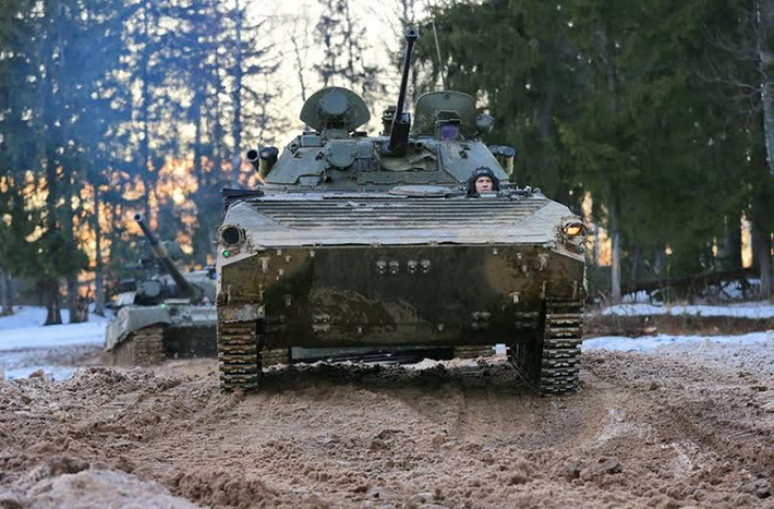 Sư đoàn Kantemirovskaya đang có trong trang bị khoảng 300 chiếc BMP-1 và BMP-2. Dù Quân đội Nga đã bắt đầu đưa vào trang bị hàng loạt dòng xe chiến đấu bộ binh thế hệ mới BMP-3 tuy nhiên Kantemirovskaya vẫn chưa được trang bị dòng xe chiến đấu này.