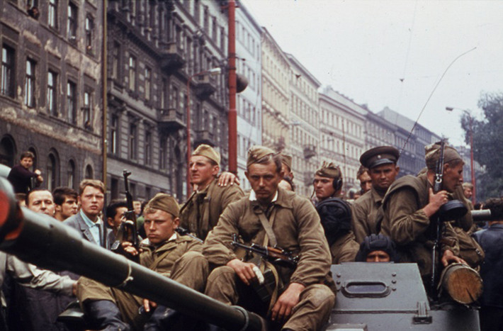 Và điều gì đến cũng sẽ đến khi vào tháng 9/1968 quân đội các nước thuộc khối Warsaw tiến vào Tiệp Khắc với lý do bảo vệ nước này khỏi sự ảnh hưởng của Phương Tây. Đây cũng là một trong những nguyên nhân dẫn tới sự tan rã của khối Warsaw sau này. Trong ảnh là binh lính Liên Xô trên đường phố Praha thủ đô Tiệp Khắc khi đó và là Cộng hòa Séc sau này.