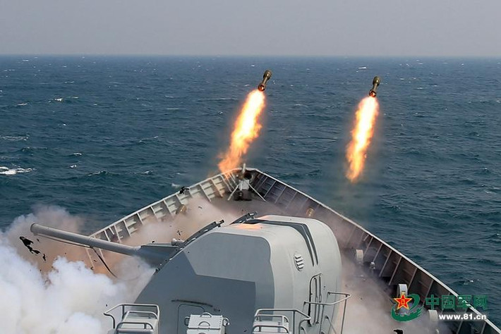 Tờ chinannews.com ngày 25/02 đưa tin: Hạm đội tàu khu trục của Hạm đội Nam Hải thuộc Hải quân Trung Quốc vừa tổ chức một cuộc tập trận bắn đạn thật ở Biển Đông. Trong ảnh: Tàu chiến Trung Quốc bắn tên lửa phòng không.