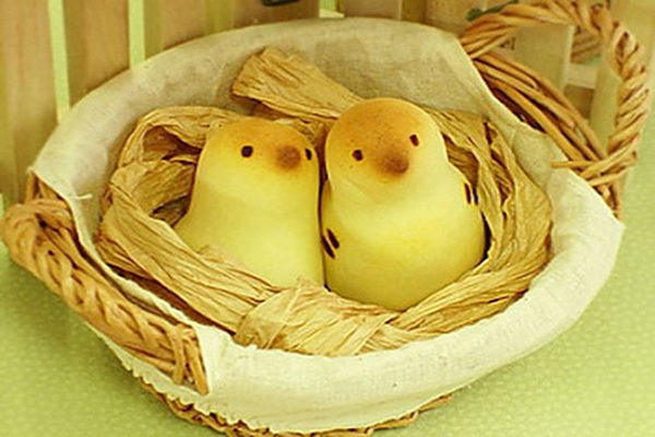 Chiếc bánh với tạo hình hai chú chim xinh xắn trông rất đáng yêu. Nguyên liệu để làm những chiếc bánh này cũng vô cùng đơn giản, bạn có thể tự tay làm bánh tại nhà mình mà không tốn nhiều chi phí và thời gian.
