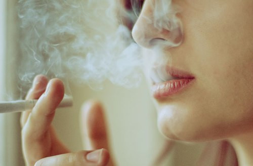 Các chất gây ung thư trong thuốc lá có thể thúc đẩy quá trình di chuyển các mã di truyền ung thư từ virus đến các tế bào cổ tử cung, đặc biệt là với các chủng HPV có nguy cơ gây ung thư cao, đồng thời khuếch đại ảnh hưởng của virus HPV ở các tế bào cổ tử cung. Không chỉ người hút thuốc cũng có nguy cơ ung thư cổ tử cung cao hơn người khác.