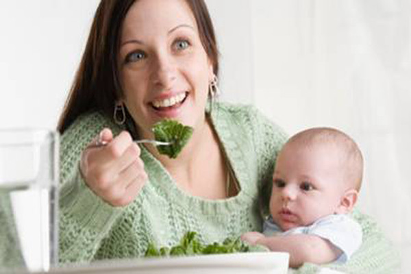 Rau bina (cải bó xôi hay rau chân vịt). Thực tế, hầu hết các loại rau có màu xanh đậm (xanh tối) đều là thực phẩm khuyên dùng cho phụ nữ đang cho con bú. Cải bó xôi đặc biệt có nhiều canxi, tốt cho sự phát triển hệ xương và răng của bé. Cải bó xôi cũng rất dễ chế biến, bạn có thể nấu một bát canh rau cải thịt bò thông thường hoặc ăn tươi trong salad đều rất tốt.