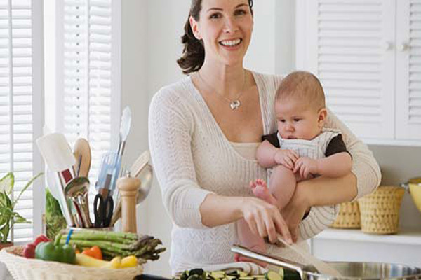 Nghệ còn là thức ăn tốt cho sản phụ và giúp giải độc tố còn tích tụ trong cơ thể. Bạn có thể ăn trực tiếp hoặc kèm với mật ong, hay sử dụng như một loại gia vị để chế biến các món ăn khác. Có thể kể ra một số món ăn dễ chế biến với nghệ dành cho sản phụ như: thịt lợn kho nghệ, cá kho nghệ, gà hầm nghệ…