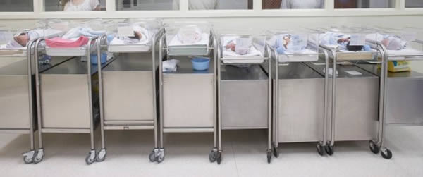 Con bị trao nhầm không được về với bố mẹ đẻ. 2 đứa trẻ sinh cùng ngày vào năm 2010 tại một bệnh viện ở Johannesburg. Họ được nuôi bởi những người không phải bố mẹ ruột sau sự nhầm lẫn của các y tá. Các gia đình không phát hiện ra sai lầm này cho tới khi một bà mẹ tiến hành xét nghiệm ADN để đòi phí nuôi dưỡng từ chồng cũ. Một bà mẹ muốn nhận lại con ruột, bà mẹ còn lại thì muốn giữ đứa trẻ bà đã nuôi. Tòa án tối cao Bắc Gauteng đã quyết định 2 đứa trẻ tiếp tục ở với bố mẹ nuôi.