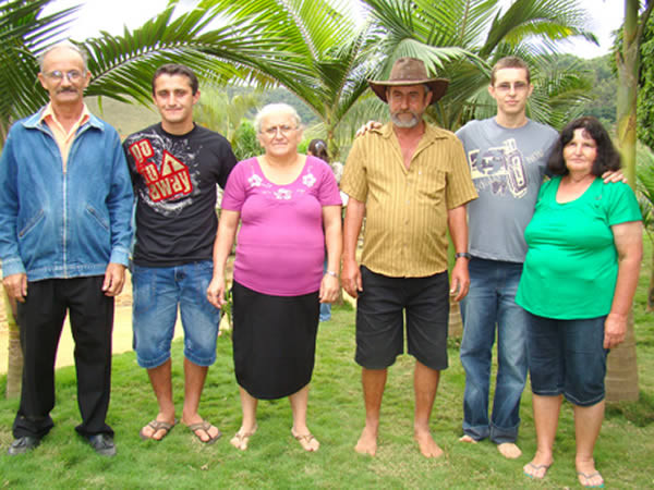 Hai gia đình bị trao nhầm con về chung một nhà. Dimas Aliprandi đến từ Joao Neiva, Brazil luôn tự hỏi tại sao mình trông không giống các chị gái. Khi 24 tuổi, anh đã tiến hành thử DNA và chứng tỏ mình không phải con ruột của bố mẹ. Sau khi điều tra nhiều hơn, Aliprandi đã bị tráo đổi với một cậu bé khác, tên Elton Plaster. Sau khi mọi việc được sáng tỏ, cả 2 chàng trai hiện đang sống của với cả bố mẹ ruột và bố mẹ nuôi của mình.