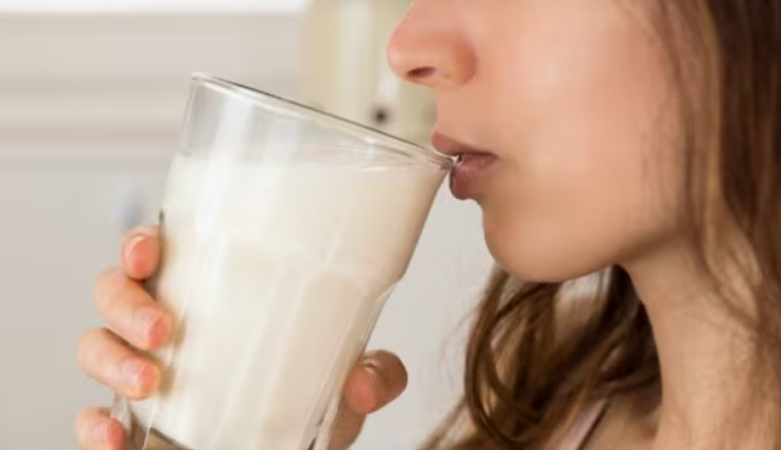 Cụ thể, sữa đậu lúc này sẽ có các thành phần có hại như saponin, urease, antitrypsin và một số chất khác. Saponin có thể gây kích ứng niêm mạc, phá hủy hồng cầu gây ngộ độc.