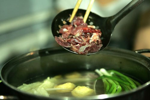 Bò nhúng dấm 19 Hòe Nhai. Quán nằm gần cuối con dốc Hòe Nhai, nép mình trên vỉa hè với biển hiệu đơn giản ba chữ "Bò nhúng dấm" nhưng lại khá quen thuộc với người dân Hà Nội. Nước dùng ở đây có độ chua thích hợp nhờ chế thêm dấm gạo, kết hợp với sả, hành tây làm dậy mùi. Giá cho một nồi lẩu 4 người ăn trung bình khoảng 500.000 đồng.