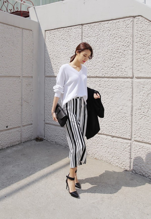 Chọn họa tiết kẻ sọc. Mặc quần ống rộng với họa tiết kẻ sọc dọc và thẳng tắp một đường vừa hợp mốt lại vừa khiến bạn thêm cao ráo, thanh mảnh.