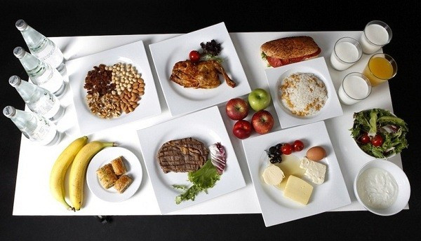Không ăn thực phẩm giàu tinh bột sau 13h. Sau bữa cơm trưa, Jiawen sẽ tránh xa các thực phẩm tinh bột và thực phẩm quá giàu năng lượng. Phương pháp này đã giúp cô làm giảm sự tích tụ chất béo trong cơ thể sau khi đi vào giấc ngủ.