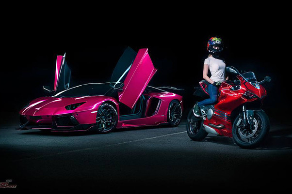 Nguyên bản chiếc Ducati 899 Panigale của Vaune Phan có màu đỏ tươi, tuy nhiên đã được độ lại và thay vào đó là màu đỏ chrome cá tính và bắt mắt. So với chiếc siêu bò trong dàn áo hồng chrome, chiếc Ducati 899 Panigale của cô cũng nổi bật không kém.