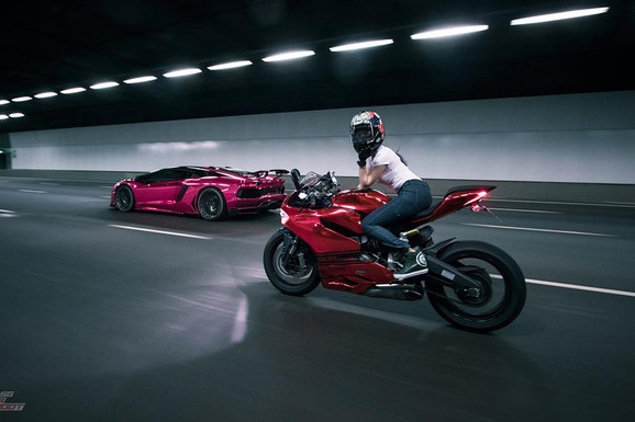 Tại thị trường Việt Nam, hiện giá bán của Ducati 899 Panigale lên tới 577 triệu đồng. Xe được ra mắt lần đầu tiên tại triển lãm Frankfurt 2013. Thiết kế của Ducati 899 Panigale được xem như phiên bản thu nhỏ của siêu phẩm 1199 Panigale.