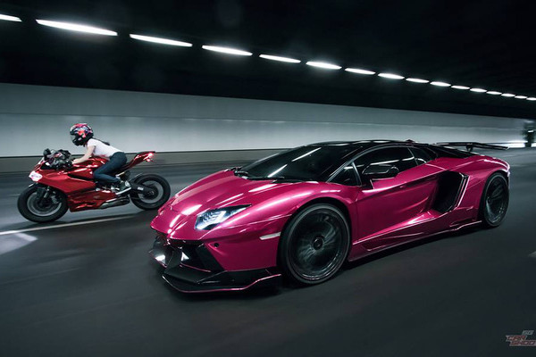 Nhân vật chính cầm lái chiếc siêu môtô Ducati 899 Panigale là một nữ biker xinh đẹp và khá nổi tiếng trong giới chơi xe mô tô phân khối lớn tại Singapore mang tên Vaune Phan, hiện trang cá nhân Facebook của cô thu hút gần 20.000 lượt người theo dõi.