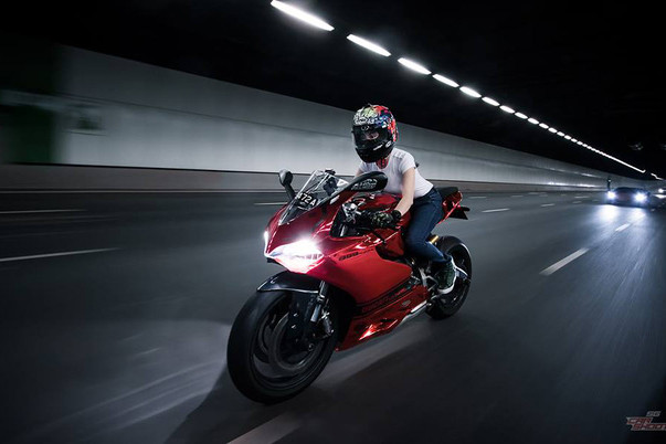 Siêu bò Aventador phiên bản cơ sở sử dụng động cơ V12, 6.5 lít, công suất 690 mã lực và mô-men xoắn 690 Nm. Theo Lamborghini, siêu xe chỉ mất 2,9 giây để tăng tốc từ 0-100 km/h nhờ sử dụng động cơ hút khí tự nhiên, vận tốc tối đa 349 km/h.