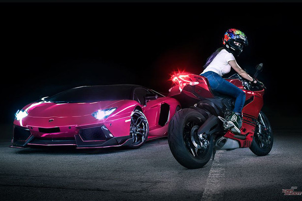 Bộ ảnh ấn tượng này được nhóm SG Car Shoot ở Singapore thực hiện với bộ đôi siêu môtô Ducati 899 so kè cùng siêu xe Lamborghini Aventador.