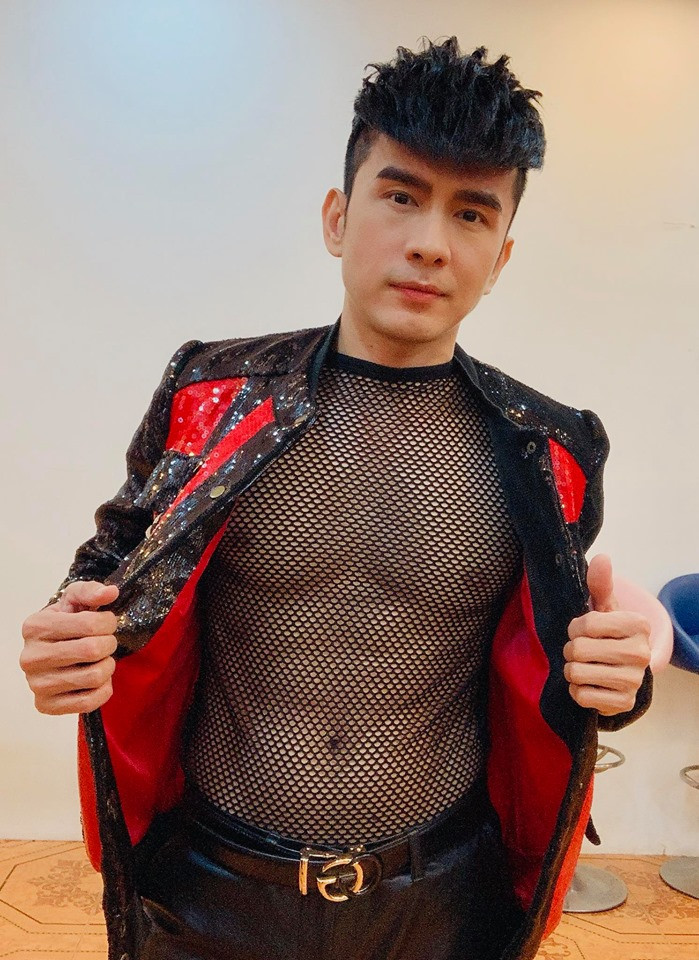 Dù đã U40 nhưng Đan Trường vẫn khiến đàn em phải ngưỡng mộ vì body săn chắc của mình. Ảnh: ngoisao.